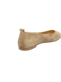 Ballerina in beige