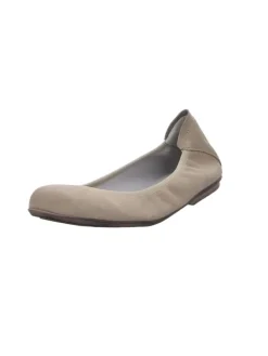 Ballerina in beige