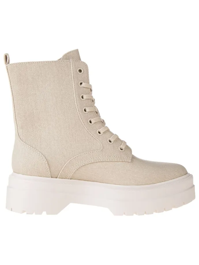Boots in Beige