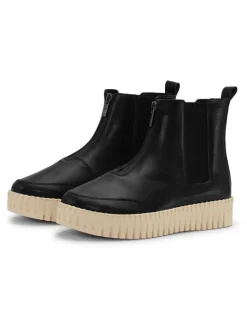 Boots in Schwarz in Schwarz