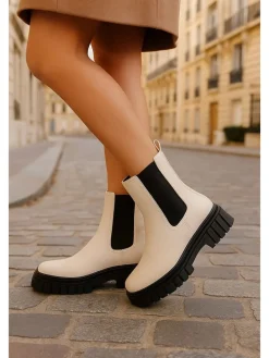 Boots in Weiß/ Schwarz