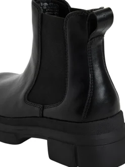 Chelsea Boot in BLACK