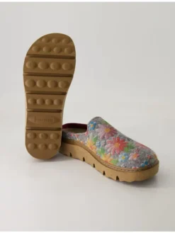 Geschlossene Hausschuhe in Grau