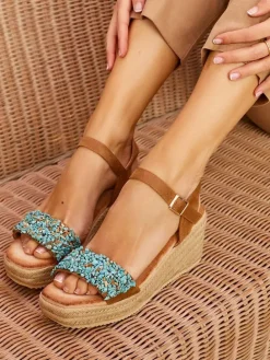 Keilsandaletten in Camel/ Hellblau