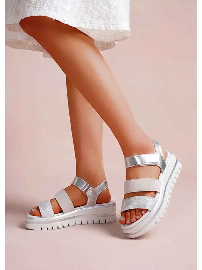 Keilsandaletten in Silber/ Grau