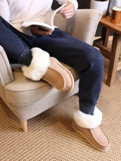 Lammfell-Hausschuhe in Hellbraun