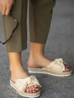 Pantoletten in Beige