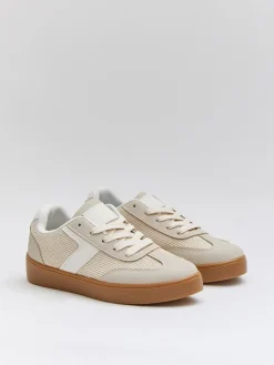 Sneakers in Beige