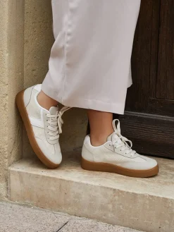 Sneakers in Beige