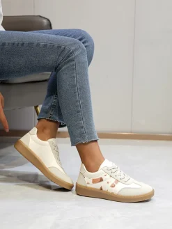 Sneakers in Beige/ Creme