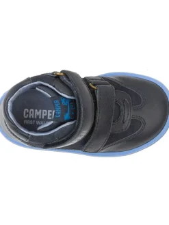 Sneakers in Dunkelblau