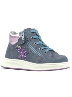 Sneakers in Hellblau