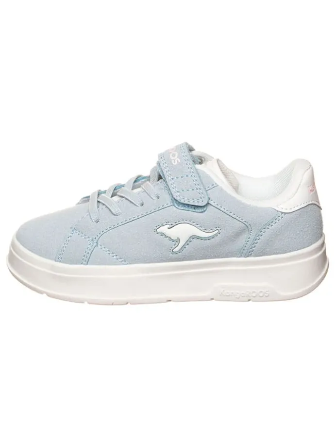 Sneakers in Hellblau