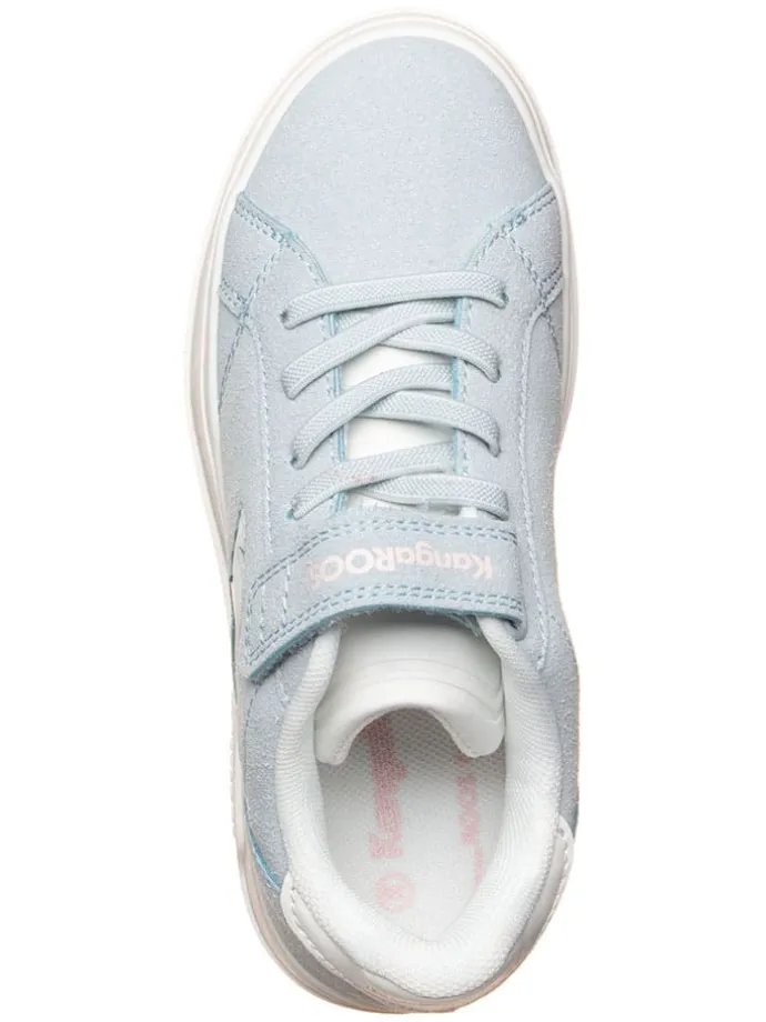 Sneakers in Hellblau