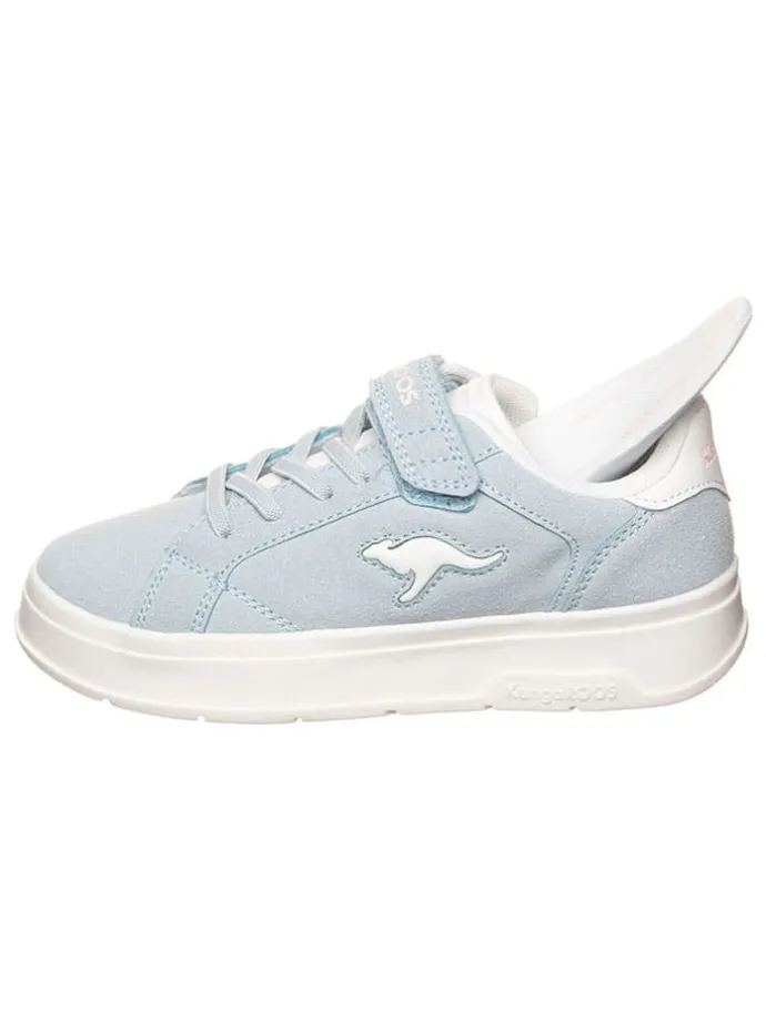 Sneakers in Hellblau