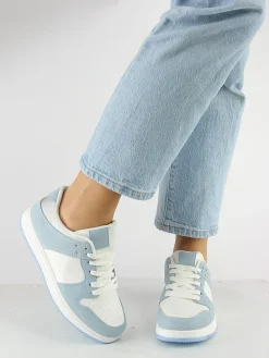 Sneakers in Hellblau