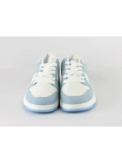 Sneakers in Hellblau