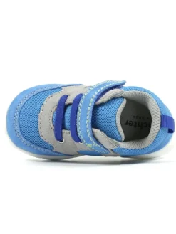 Sneakers in Hellblau