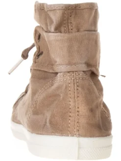 Sneakers in Hellbraun