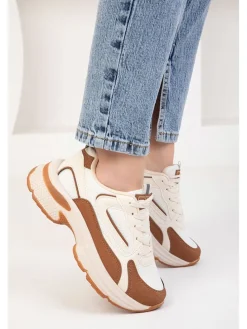 Sneakers in Hellbraun