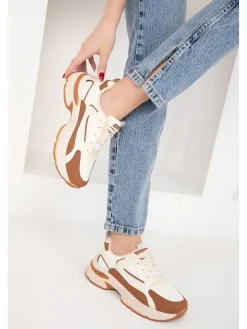 Sneakers in Hellbraun