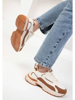 Sneakers in Hellbraun