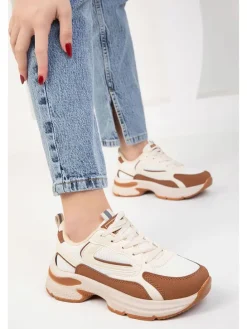 Sneakers in Hellbraun