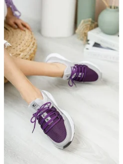 Sneakers in Lila