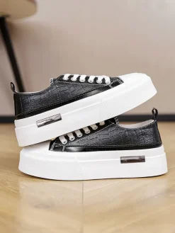 Sneakers in Schwarz/ Weiß