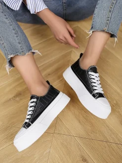 Sneakers in Schwarz/ Weiß