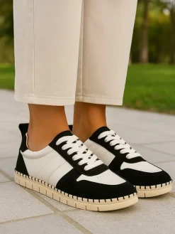 Sneakers in Schwarz/ Weiß