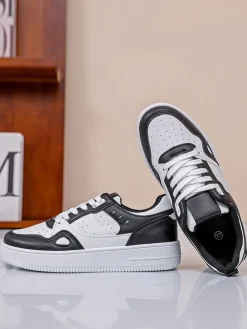 Sneakers in Schwarz/ Weiß