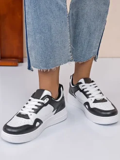 Sneakers in Schwarz/ Weiß