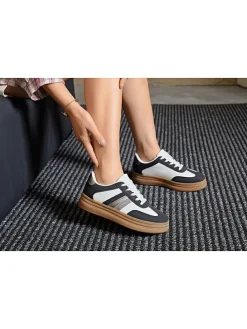 Sneakers in Schwarz/ Weiß