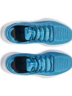 Sportschuhe in Hellblau