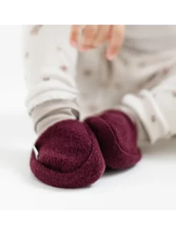 Wollwalk-Babyschühchen in Beere